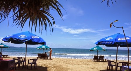 Pecalang Amankan Pesta Kembang Api di Pantai Kuta