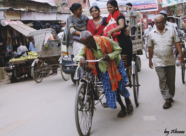 Varanasi-oameni-ricsa-bicicleta-India Varanasi-oameni-ricsa-bicicleta-India
