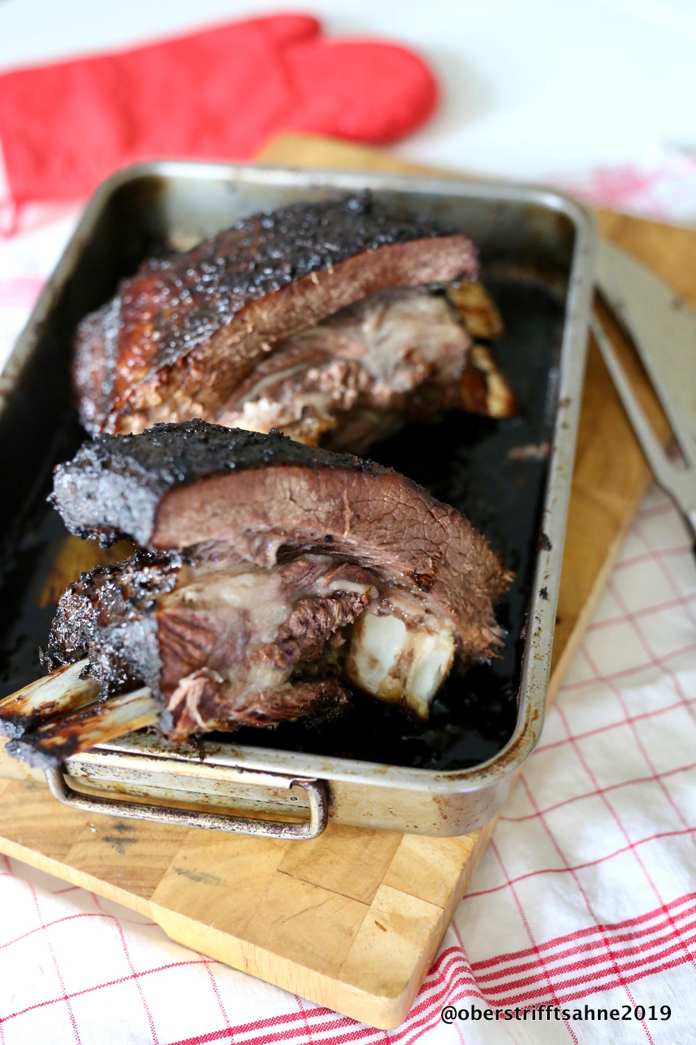 BBQ Style aus dem Backofen: Dicke Rippe vom Rind, hier vom Zwergzebu