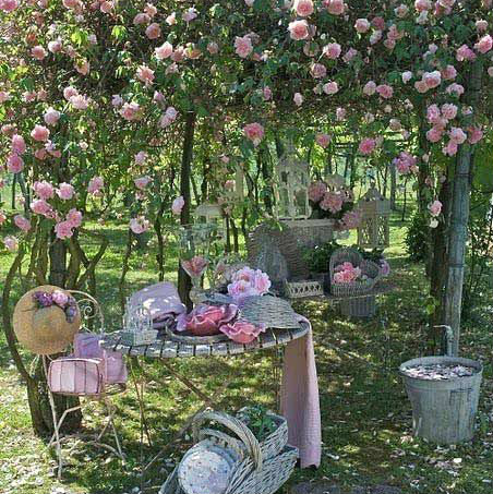 Jardín con rosas rosas