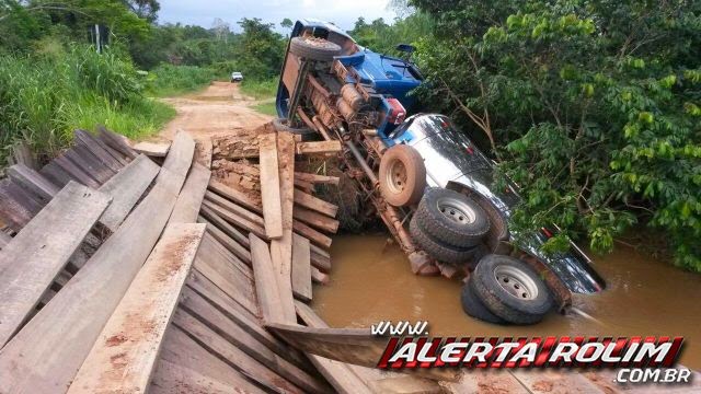 Rolim de Moura: Ponte quebra e caminhão cai dentro de rio