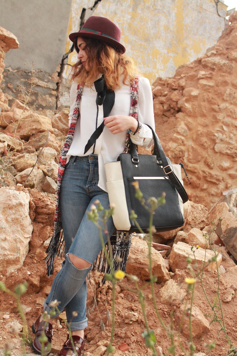 THE DREAM IS PARIS Ripped jeans, burgundy and long vest