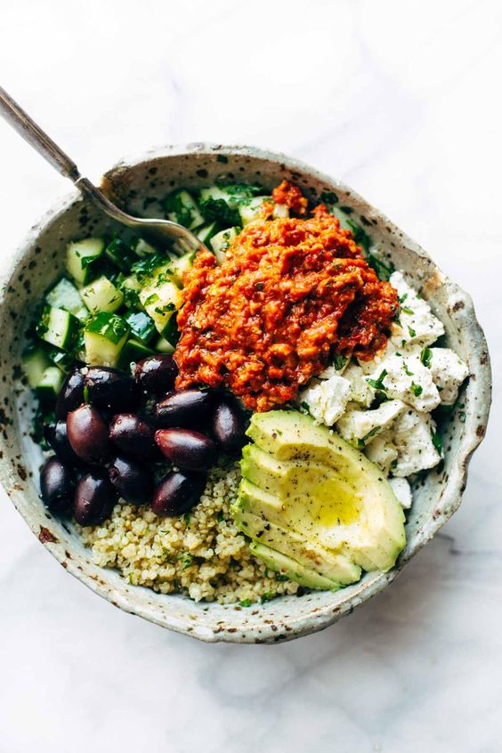 Mediterranean Quinoa Bowls with Roasted Red Pepper Sauce #mediterranean #quinoa #bowls #redpepper #sauce #lunch #lunchrecipes #easylunchrecipes Mediterranean Quinoa Bowls with Roasted Red Pepper Sauce #mediterranean #quinoa #bowls #redpepper #sauce #lunch #lunchrecipes #easylunchrecipes