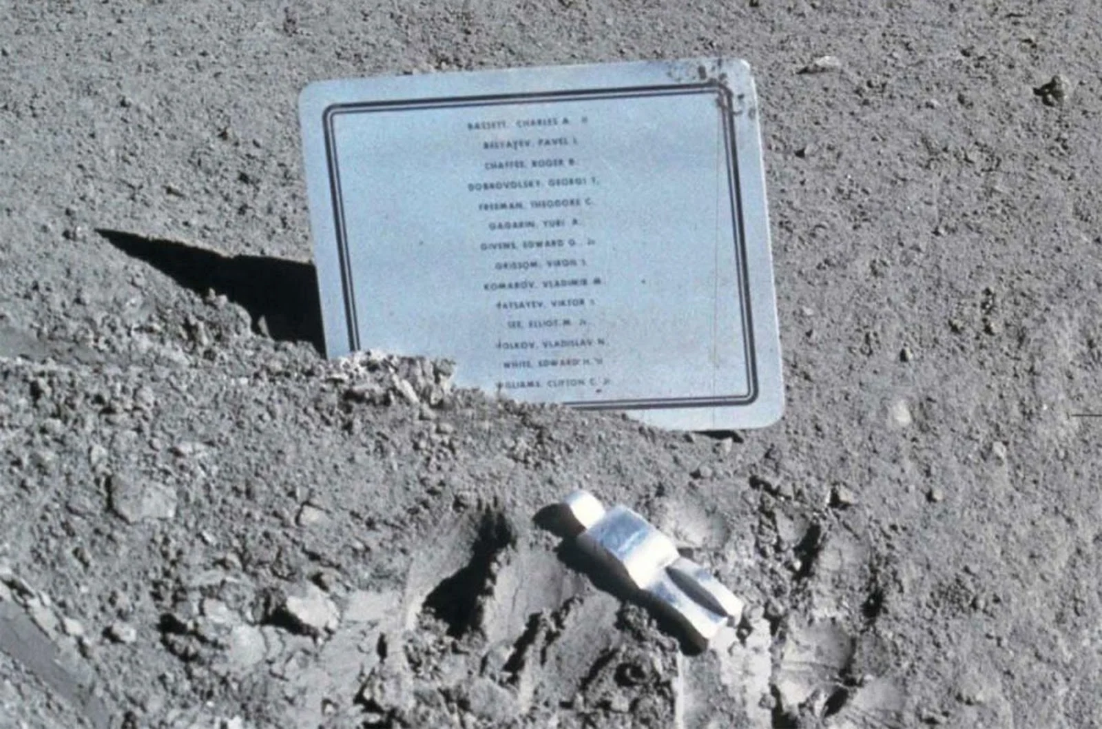 Memorial do astronauta supostamente deixado na Lua