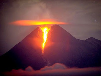 Imagem do Vulcão Merapi - "Montanha do fogo" Ilha de Java/Indonésia em erupção. Sem palavras...