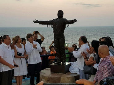Develan estatua de Juan Gabriel en Acapulco