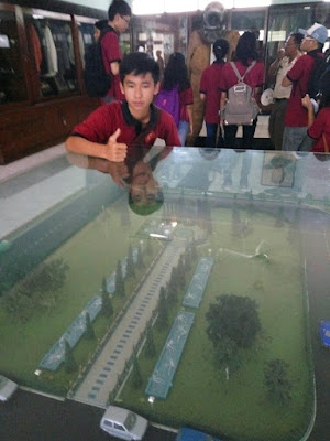 15 Foto Pelajar 'Gaya Jempol' di Museum Ini Berhasil Bikin Ngakak Netizen