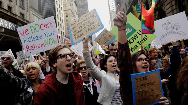 Trump acusa a los manifestantes que le exigen revelar sus impuestos de estar financiados Trump acusa a los manifestantes que le exigen revelar sus impuestos de estar financiados
