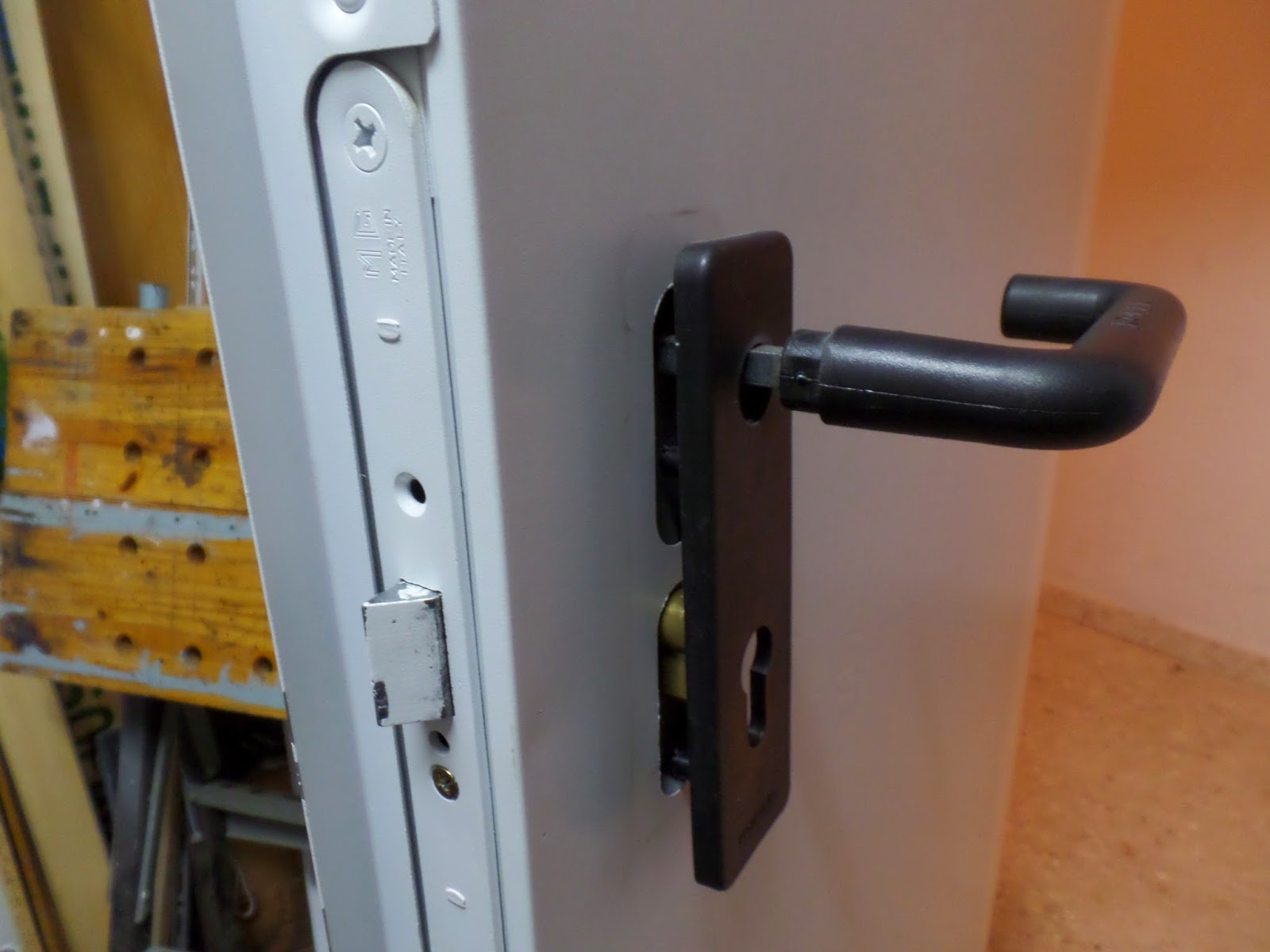 Mis enredos, pensamientos y actividades: Refuerzo de puerta de trastero