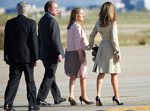 Queen Letizia wore Hugo Boss Cascadia Double Breasted Trench, and Carolina Herrera pumps Hugo Boss Viphima Flared skirt