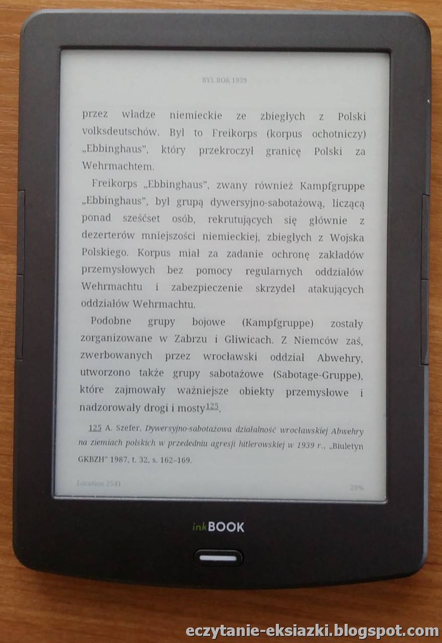 E-book w formacie mobi skopiowany po kablu do aplikacji Kindle. Jedyna dostepna czcionka to Droid Serif