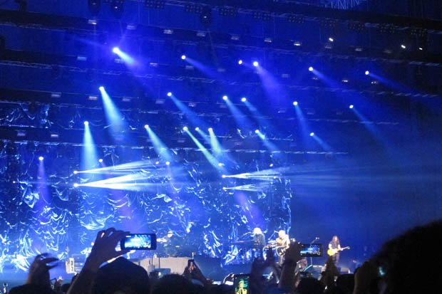 Pesan Para Rocker Agar Penonton Tak Nyalakan Kamera Ponsel Saat Konser Pesan Para Rocker Agar Penonton Tak Nyalakan Kamera Ponsel Saat Konser