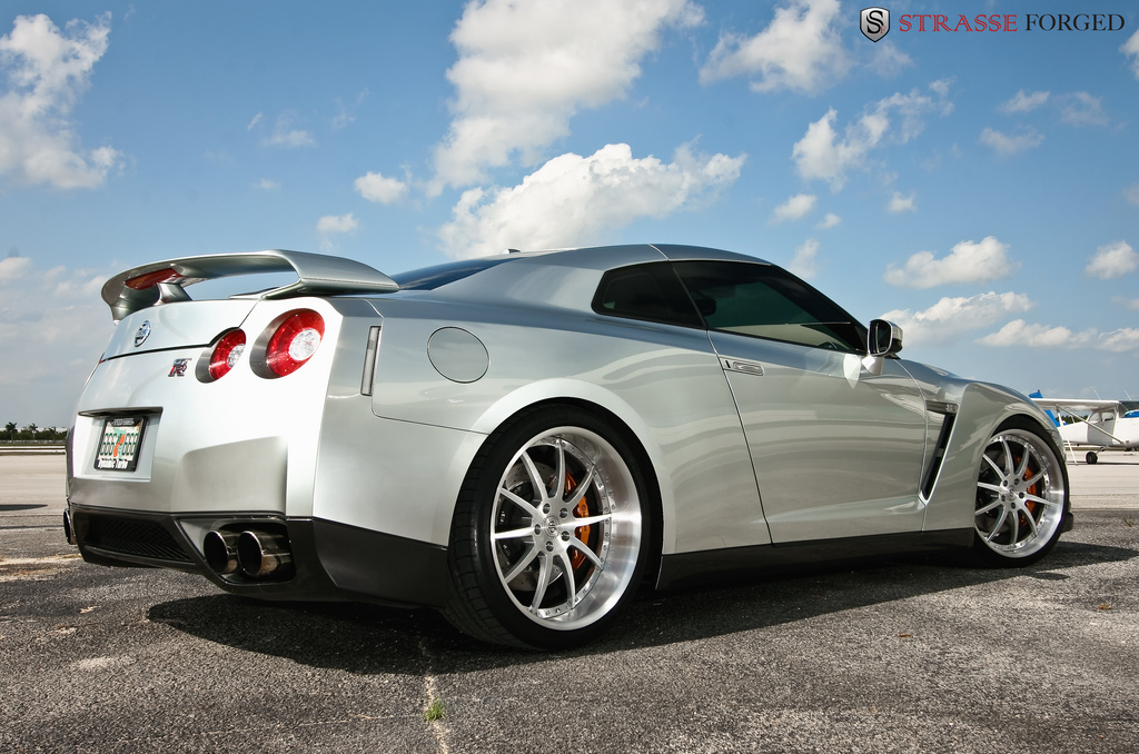 Strasse Forged Wheels: Strasse Forged Wheels Super Silver Nissan GTR!