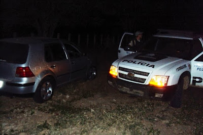 Carro era depenado quando a Polícia surpreendeu os acusados