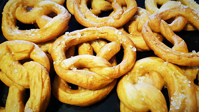 Bretzel con il lievito madre con esubero di lievito madre