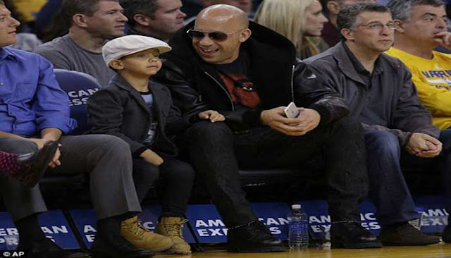 بالصور.. فان ديزل يحضر مباراة لكرة السلة مع ابنه