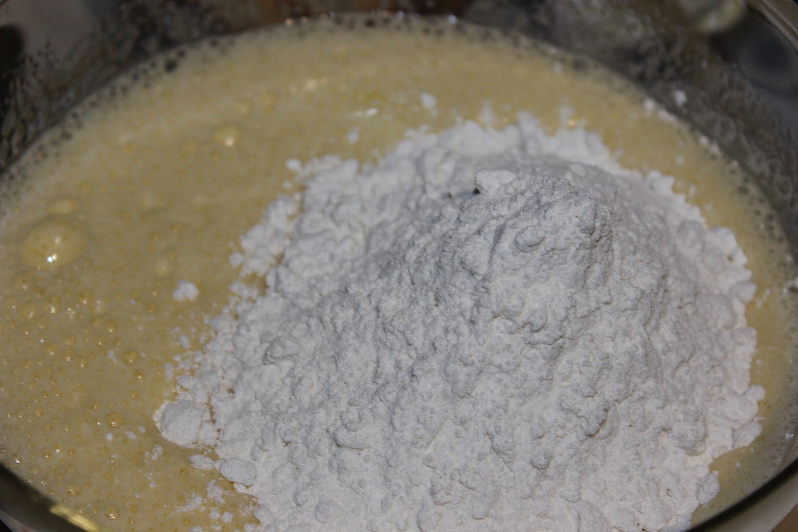 насыпаем муку в тесто для блинов. комочки муки в соусе бешамель. мука сода. мука клярная. как сделать муку без комочков.