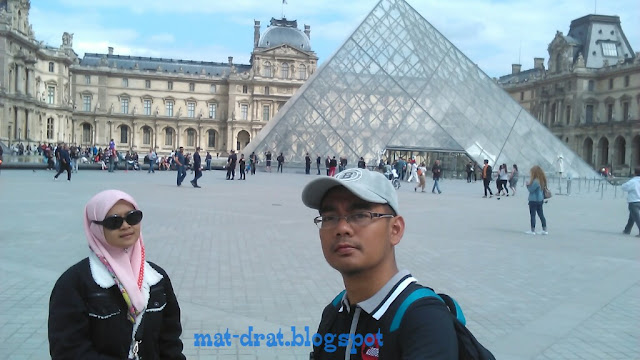 Pyramid Musee du Louvre Tempat Menarik di Paris