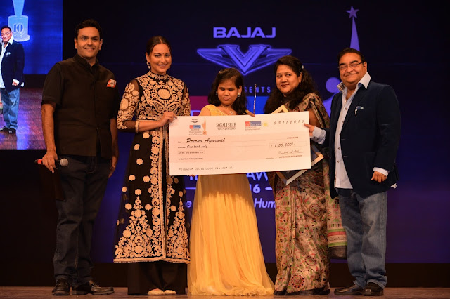 Dr. Akshay Batra, Sonakshi Sinha, Prerana Agarwal with her mother and Dr. Mukesh Batra at Dr. Batra's Positive Health Awards held in Mumbai on 23-Nov-16 Dr. Akshay Batra, Sonakshi Sinha, Prerana Agarwal with her mother and Dr. Mukesh Batra at Dr. Batra's Positive Health Awards held in Mumbai on 23-Nov-16