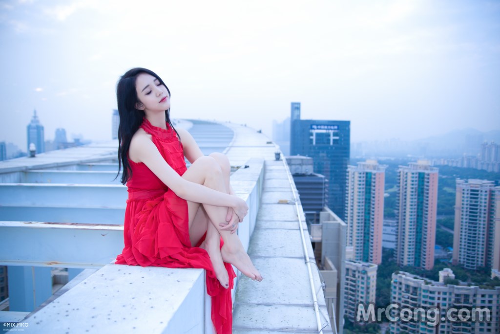 Beauty Crystal Lee ventured into blooming on the roof of a high-rise building (8 photos) photo 1-2