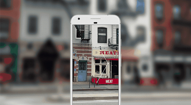 Animación de Google Lens en un móvil con vista de dos tiendas.