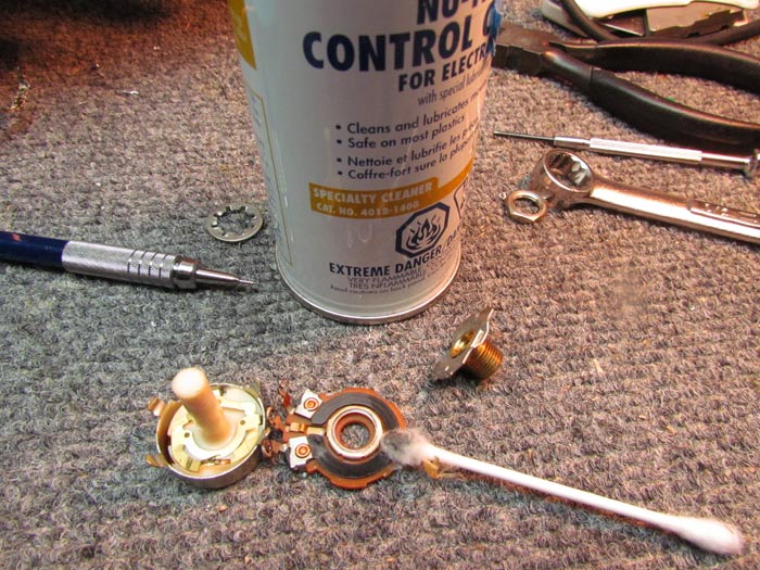 Replacing Broken Potentiometer Shaft on the Vibro Champ Amp Crawls