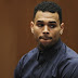 Chris Brown é preso após ameaçar mulher com arma em casa, diz site