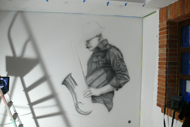 Pokój jazzowy Malowanie obrazu na ścianie cena, motyw jazzowy, malowanie saksofonisty, mural 3D czarno-biły