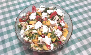 Salata de vara cu mango si trei feluri de branza