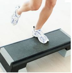 poza cum se face step aerobic