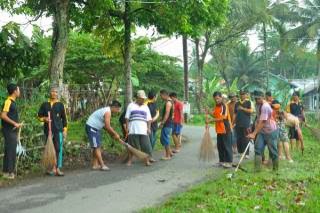 Goro Bersihkan Lingkungan bersama Warga Balai Nan Tuo Tiakar