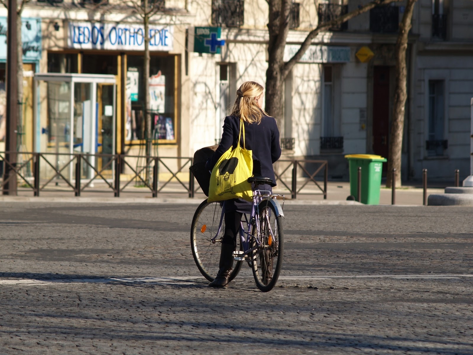 Un Cycliste Parisien / A Parisian Cyclist Elégance féminine III