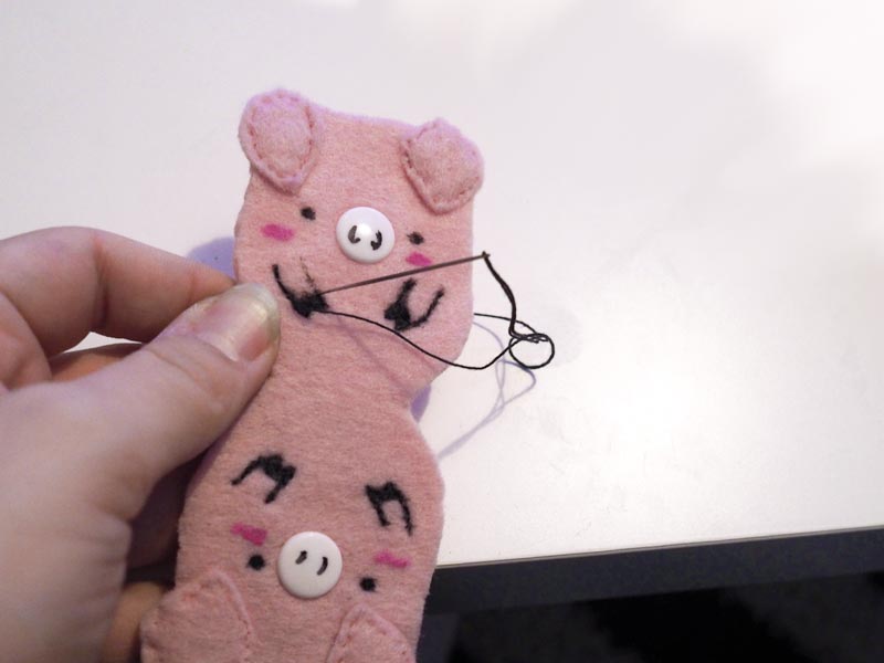 KuneCoco • DIY • Schweine-Kopfhörerhalter • bestickt KuneCoco • DIY • Schweine-Kopfhörerhalter • bestickt