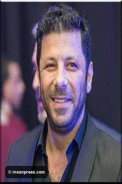 ما-لا-تعرفه-عن-إياد-نصار-من-هو-لقطات-من-حياة-إياد-نصار--إنسان ما لا تعرفه عن إياد نصار من هو؟ لقطات من حياة إياد نصار .. إنسان - إياد نصار يكشف أهم المحطات - "إياد حسن يوسف نصار" من مواليد 9 نوفمبر عــ 1971ــام من أصل "فلسطينى" ولد في "المملكة العربية السعودية" وشارك في الكثير من أدوار الدراما "السورية" و"التاريخية" ولكن أنطلاق في "عالم الفن" من القاهرة منذ عملة ألاول وهو مسلسل "صرخة أنثى". وله 7 أشقاء منهم 5 بنات وهو الثانى بين أشقائة وهو حاصل على "بكالوريوس فنون جميلة" تخصص فى النحت. أستطاع "إياد" بموهبتة أن يثبت وجودة على الساحة الفنية خلال زمن قصير وقدم الكثير من ألآدوار الرائعة على مسيرتة الفنية أهمها دور الضابط ألآسرائيلى في فيلم "الممر" والذى تألق فية بٌشكل كبير ونال أعجاب الجمهور الذى وصل إلى السباب والهجوم. وقد قال "إياد نصار" عن هذا الدور إنه ثقة من "المخرج شريف عرفة" مشير إلى أنة سعيد جدا بـ لحظة ضربة في الفيلم مؤكد أنه لم يتعَاطَف مع الشخصية وأنة كان بين حيرة حيث أنه كان يخاف تقديم دور العدو وهو ضعيف. وكان هجوم الجمهور علي إياد بعد عرض الفيلم على التليفزيون أحتفالاً بـ نصر أكــ 6ــتوبر رد إياد في تصريحات له بطريقة ساخرة قائلاً "أنا كمان كنت بشتم نفسى مش الجمهور لما بشوف الفيلم وربنا يأخدهم كلهم هما سبب البلاوى اللى أحنا فيها ". وقد أكد على أن الجمهور واعى ويستطيع الفرق بين الشخصية والممثل مضيف على أن الهدف من الفيلم هو إظهار الحالة الوطنية والتأكيد على البطولات وألآنتماء والشهداء الذين أستشهدوا فى الحرب نتيجة الغدر. وقال "إياد" أنة قام بتنازلات من أجل النجاح الفني مثل التنازل عن أجرة من أجل الحٌصول على دور مٌميزة ومثال على ذلك أنه طلب تقديم شٌخصية البطل في مسلسل "الجماعة" دون مناقشة ألآجر تمامًا. حياة "إياد نصار" وهى جزء أخر من الحياية الشخصية فـ هو تزوج مرتين لديه من زوجته الأولى "إيثار" 14 عــ 14ــامًا و"آدم" أعــ 10ــوام ومن زوجته الثانية "نوح" ويبلغ من العمر أعـ 3ــوام. زوجتة الثانية هي "شيماء الليثي" وتعمل مهندسة ديكور فى أول علاقتهم كانت صداقة قبل أن يقع في حبها من مشاركته في أحد ألآعمال الدرامية وكان "إياد" خائف من مصارحتها بـ مشاعرة خوف على "علاقة الصداقة" لكنة في نهاية ألامر أعترف لها بحبة. تقول زوجتة إن أعتراف "إياد" صٌدمة بـ النسبة لها في الأول وتفاجأت ولكن بعد فترة بدأ يكون في أنٌجذاب من الطرفِين وبعد قصة حب أستمرت عــ 2ــامين ثم بالزواج وأقيم حفل الزفاف في أحدى الفنادق بالقاهرة. ولكن عن أنفصالة وأولاده (إيثار وآدم) والتعامل مع زوُجتة شيماء قال "إياد" إنة لم يكن لديِه أى شَك بـ أن زوُجتة سوف تكون حضن دافئ لأولاده وأكدت شيماء عن خوفها في أول ألامر من زواجها من رجل لديه أولاد ولكن ألآمر تغير بـ النسبة لها. أنفصل "إياد" وأشقائة أيضا عن والدية منذ الطفولة بسبب عمل والده الشاق في "الخليج" حيث دفعه لارسال أولاده للاقامة مع جدتهم في "الأردن". وعن ظهور "إياد" في برنامج "أبلة فاهيتا" قامت زوجة إياد وشقيقتة الكبرى إيمان فى تسريب أسرار عن "إياد" قد سببت له ألآحراج وعن هذة ألاسرار عشقة لمشاهد القبلات في ألآعمال الدرامية في حين رفض زوجتة لتلك هذة المشاهد إلا مع النجمة العالمية "سكارليت جوهانسون". وأعترفت زوجتة أيضًا أنها تعرف الرصيد البنكى لزوجها لكنها قد فشلت في الكشف عن الرقم السرى لـ هاتف زوجها وتمؤكد على أنه لايدخل الحمام بدون هاتفة المحمول وقالت أيضًا أن "إياد" لدية القدرة على "تفسير الأحلام".