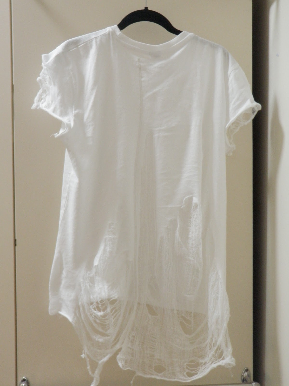 the fantastic georgia rae: DIY - White T-shirt Makeover: n#1 Shredding