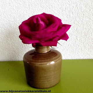 roze roos in beige vaasje