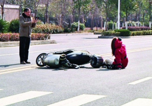 China ; Ambil Gambar Dulu Baru Tolong Orang Kemalangan