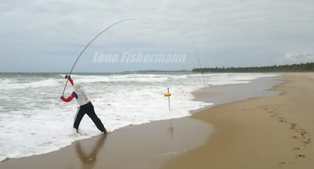 Dicas Para Um Bom Arremesso na Pesca de Praia Foto de um Pescador Arremessando Vara de Pesca de Praia