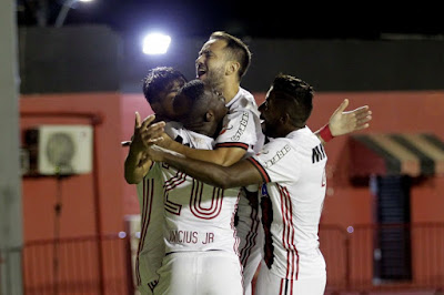 Vitória e Flamengo empatam em 2 a 2 no Barradão Vitória e Flamengo empatam em 2 a 2 no Barradão