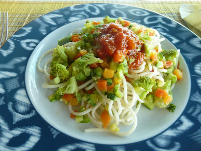spaghetti de quinoa com salada