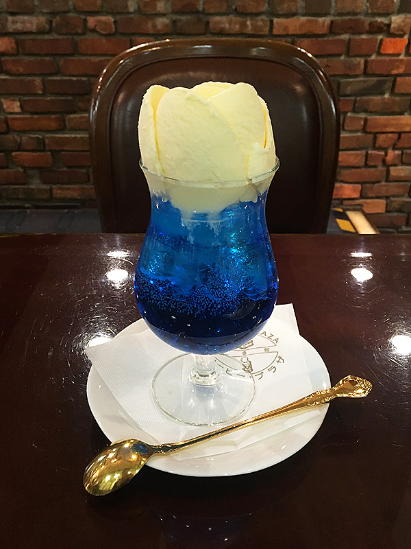 柏高島屋内にある純喫茶『コーヒープラザ壹番館』のフォトジェニックなクリームソーダ