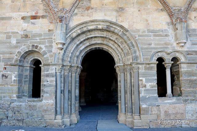 Entrada a la Sala capitular del Monasterio de Santa María de Carracedo