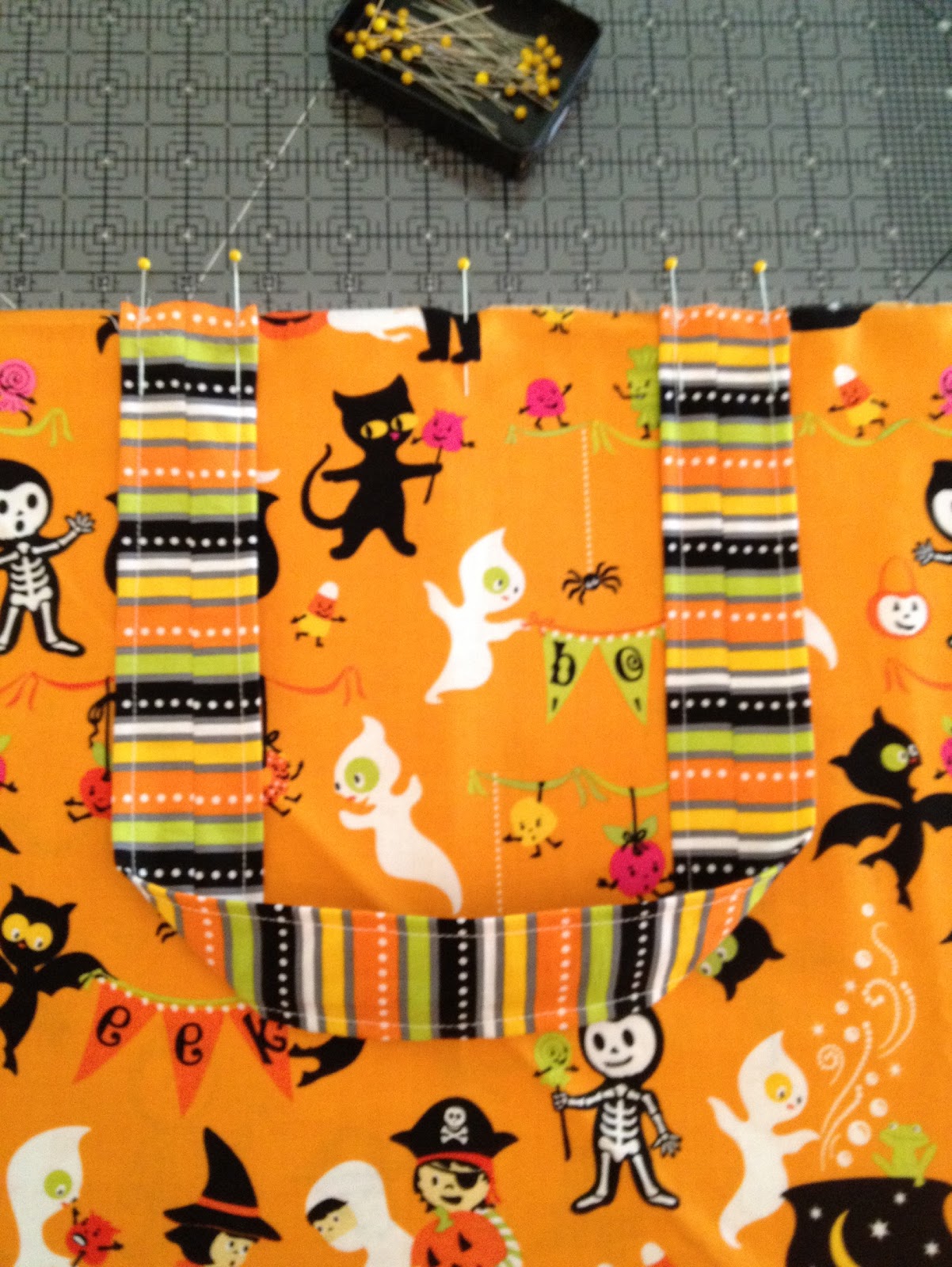 fabric-mill-trick-or-treat-bag-tutorial