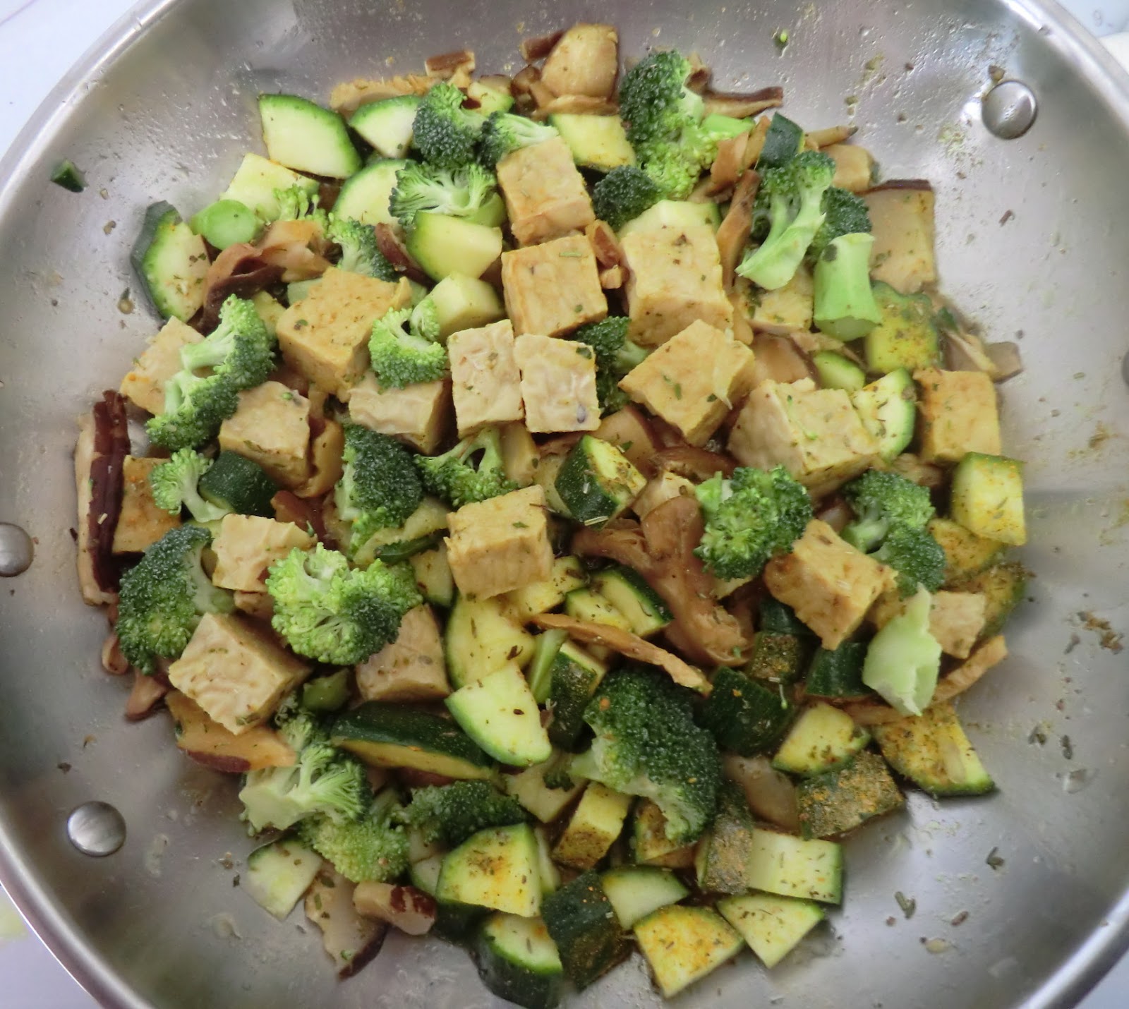 Nouilles de riz brun, amarante et kale aux shiitakés, tempeh et légumes