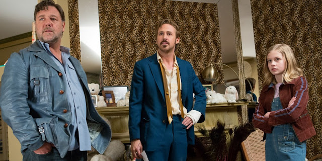 Russell Crowe, Ryan Gosling y Angourie Rice en una escena de Dos Buenos Tipos