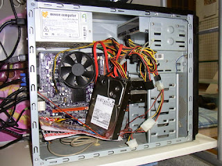 ハードディスクのフォーマット中電源とコードはDVDドライブより拝借 HITACHI Deskstar 0S03191 2TB SATA600 7200がクラッシュしました。