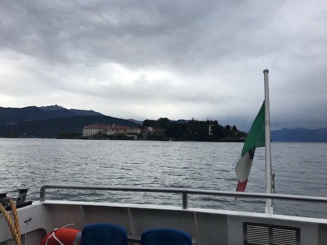 イタリアのマッジョーレ湖、ボロッメオ諸島をめぐるフェリーの甲板からイゾラベッラ（ベッラ島）を見る