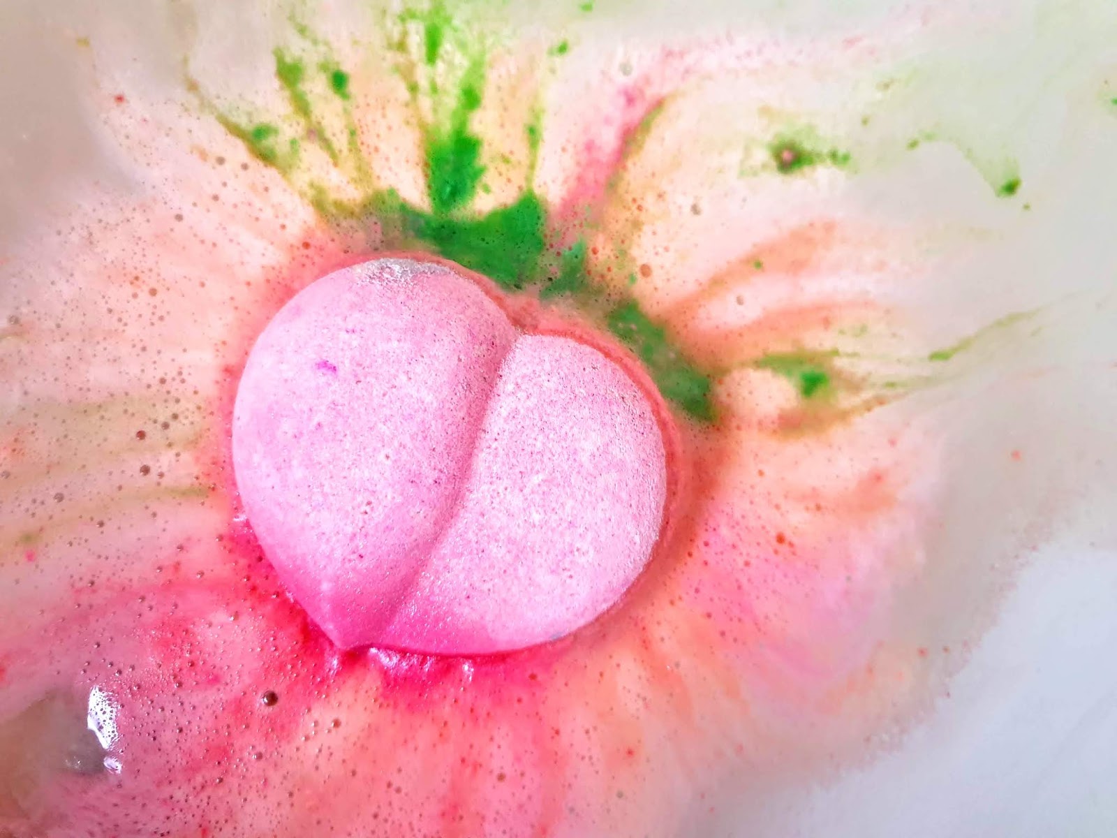 Lushs Peachy Bath Bomb | Review 
