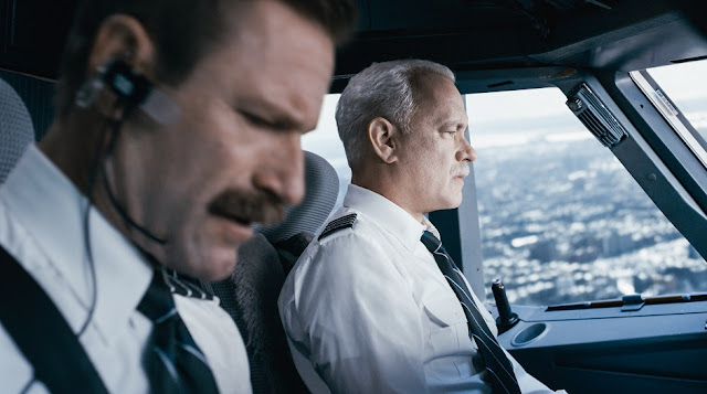 (L-r) AARON ECKHART as Jeff Skiles and TOM HANKS as Chesley "Sully" Sullenberger in Warner Bros. Pictures' and Village Roadshow Pictures' drama "SULLY," a Warner Bros. Pictures release. Aaron Eckhart Tom Hanks sully movie still