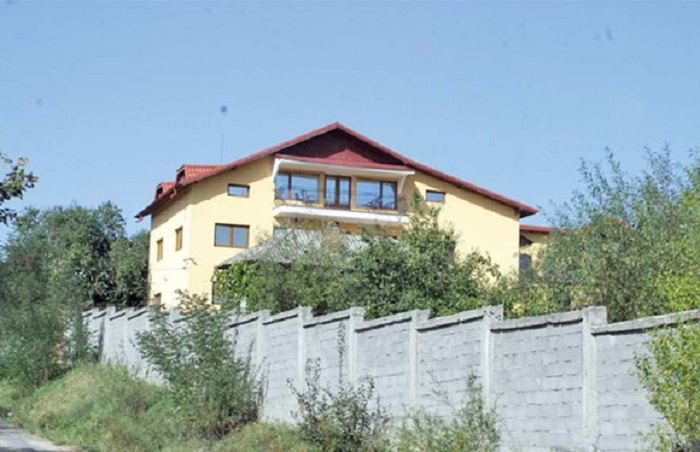 Aceasta este casa din comuna Cobia, unde locuieşte Gheorghe Zamfir